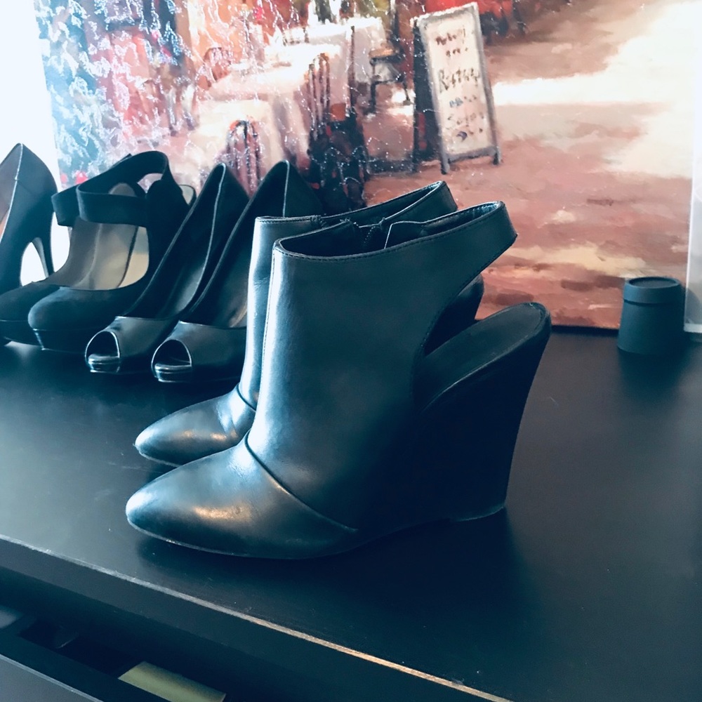 Black wedges